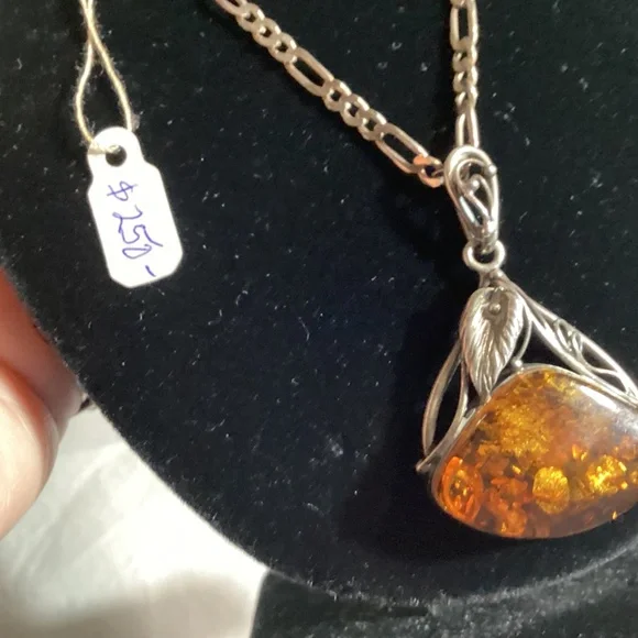 AMBER NECKLACEORNATE. Lovely chain. CALA DESIGN TOO ARTIST MADE